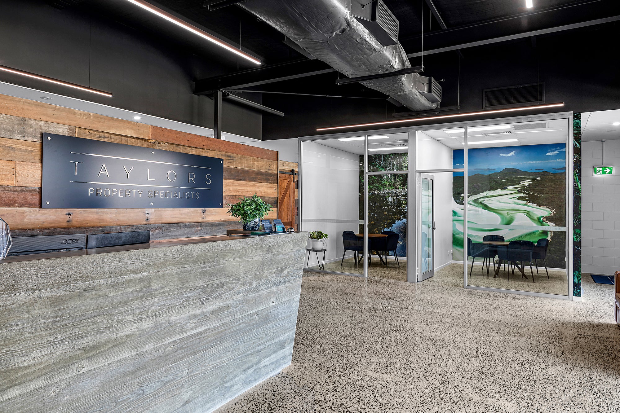 TaylorsWallpapers_AB_010.jpg__PID:c7012297-dc3e-42c9-bed8-8c32b2a0f882